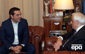 Ципрас (слева) попросил Павлопулоса (справа) провести выборы на три месяца раньше срока