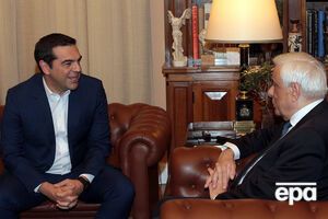 Ципрас (слева) попросил Павлопулоса (справа) провести выборы на три месяца раньше срока