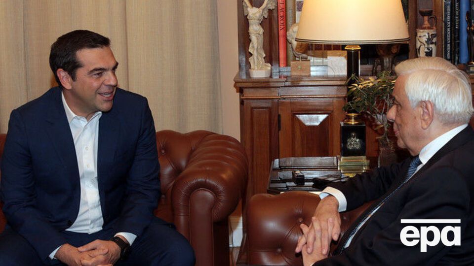 Ціпрас (ліворуч) попросив Павлопулоса (праворуч) провести вибори на три місяці раніше за термін