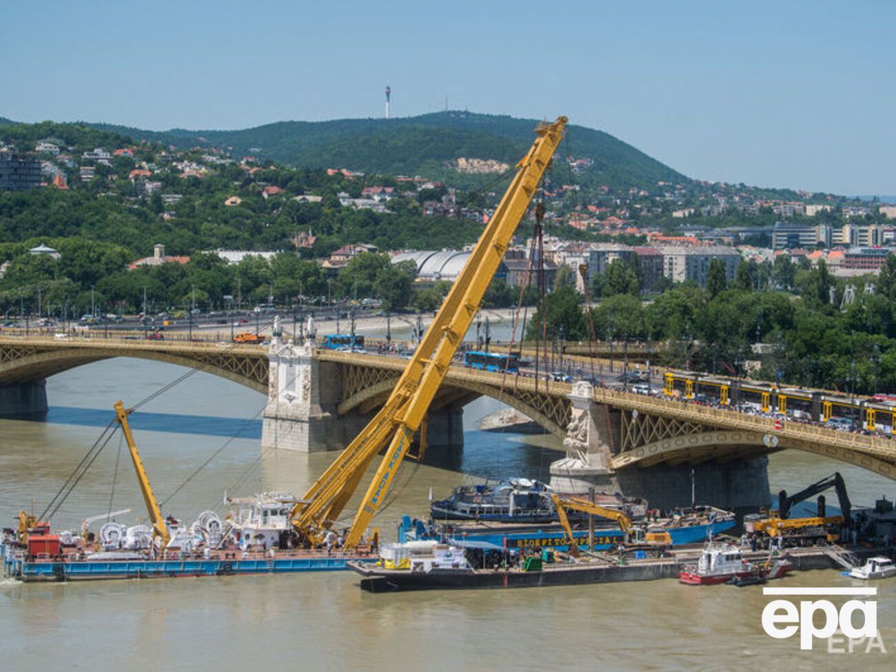 В Угорщині із дна Дунаю підняли затонуле туристичне судно. Фоторепортаж