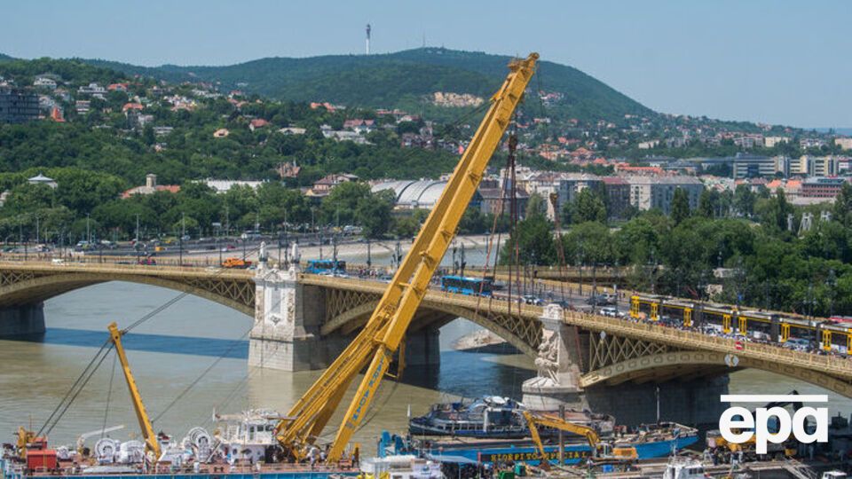 В Венгрии со дна Дуная подняли затонувшее туристическое судно. Фоторепортаж