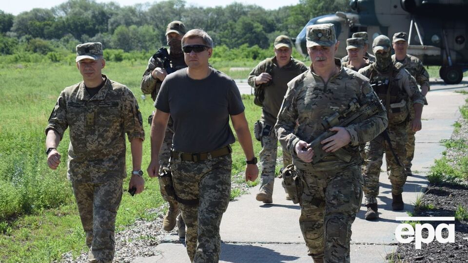 Данилюк посетил передовые позиции украинских военных