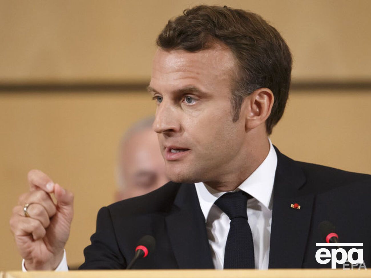 Россия должна приложить усилия ради восстановления G8, сказал Макрон