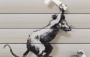 На малюнку щур молотком у вигляді літери "Т" розбиває замок