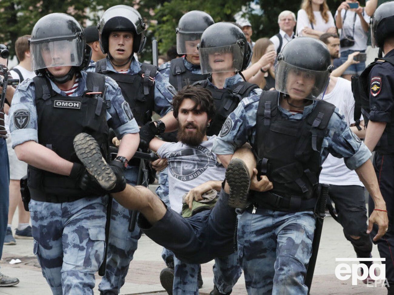 В Москве на акции в поддержку Голунова задержали более 400 человек. Фоторепортаж