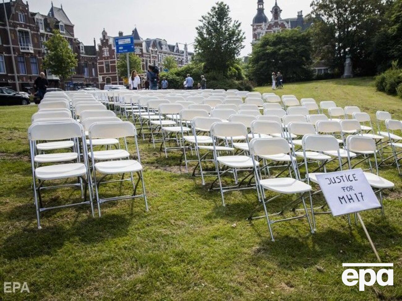 Перед зданием посольства РФ в Гааге родные погибших символически установили 298 белых стульев