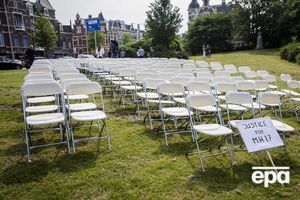 Перед зданием посольства РФ в Гааге родные погибших символически установили 298 белых стульев