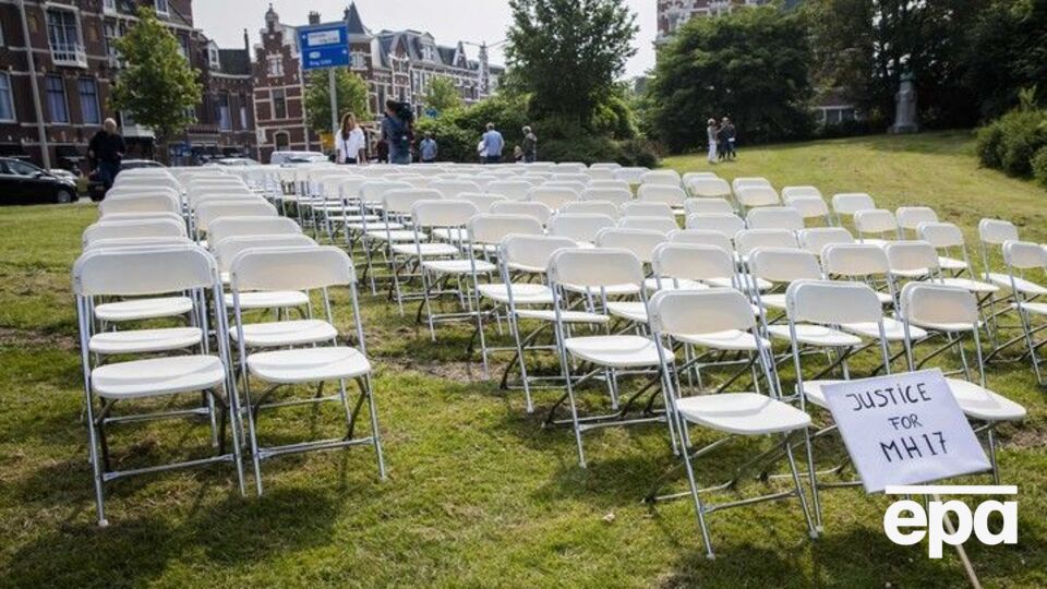 Перед зданием посольства РФ в Гааге родные погибших символически установили 298 белых стульев