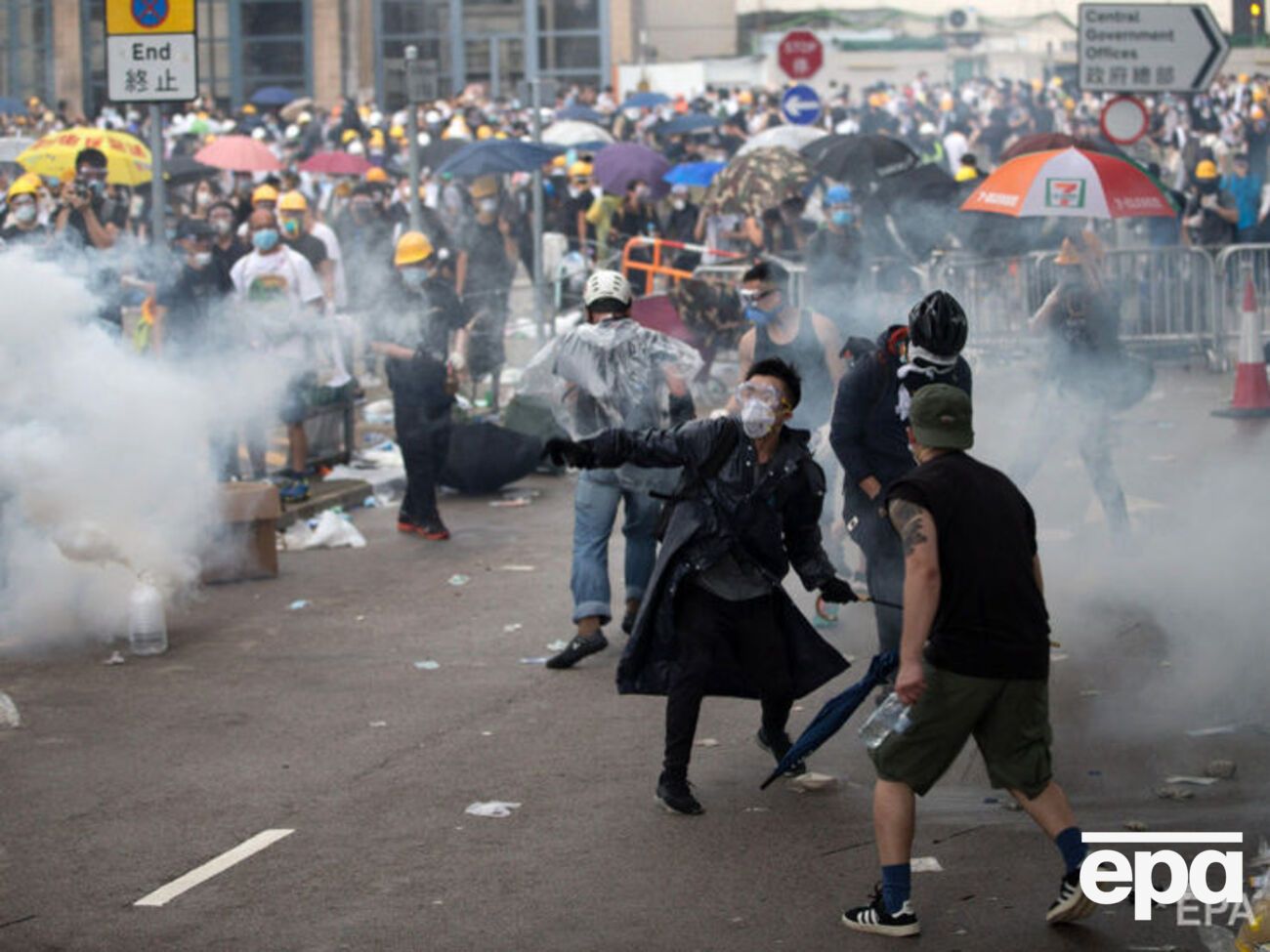 Поліція в Гонконзі застосувала проти протестувальників гумові кулі, газ і кийки. Фоторепортаж