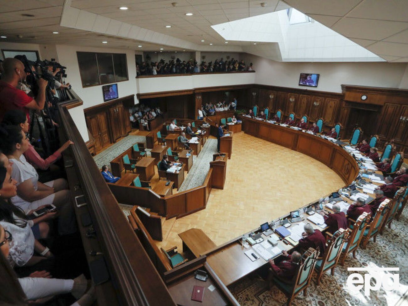 11 июня КСУ перешел в закрытый режим для рассмотрения соответствия Конституции указа президента о роспуске Рады