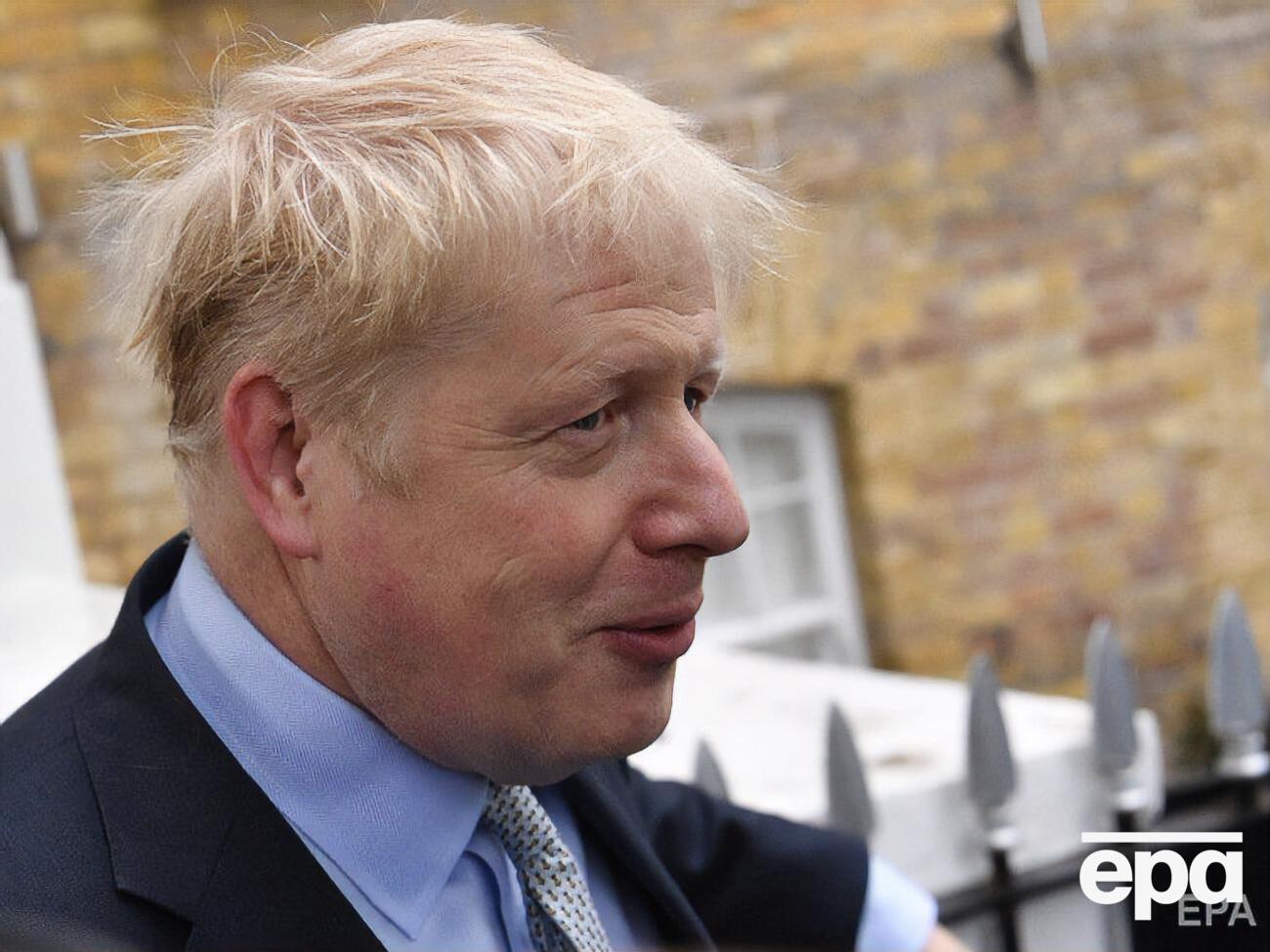 Джонсон значительно опережает соперника