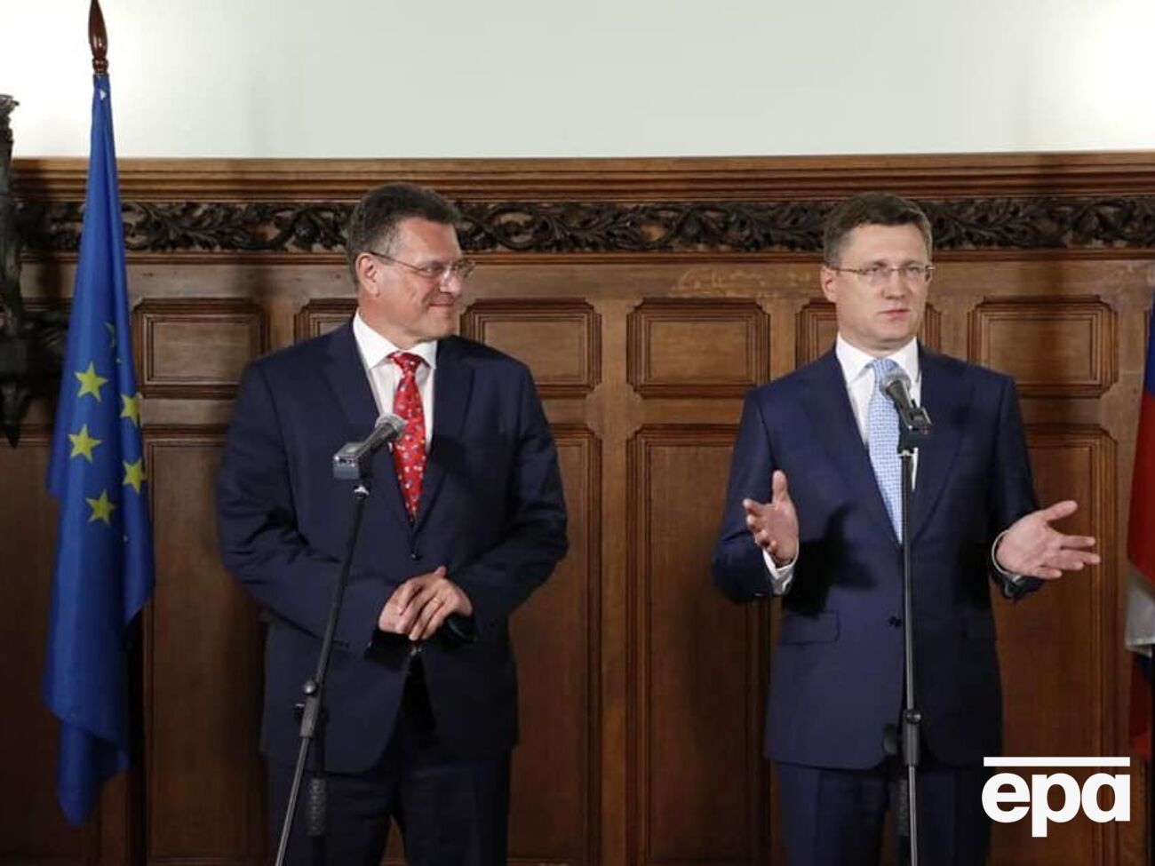 Новак (праворуч) і Шефчович провели переговори в Москві