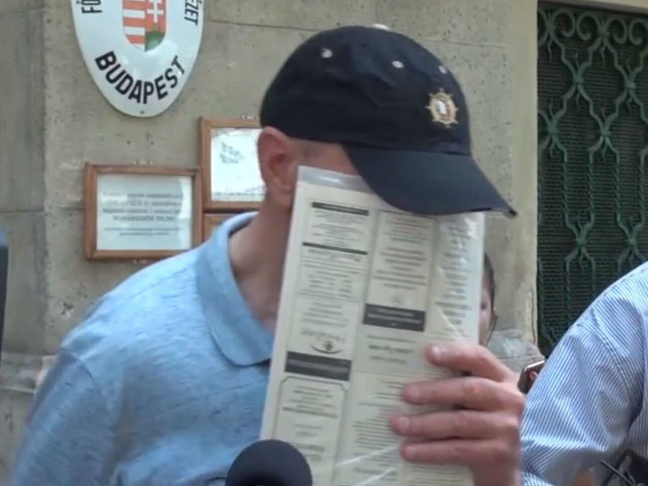 После освобождения украинец закрыл лицо и молча сел в микроавтобус