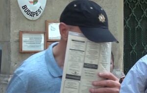 После освобождения украинец закрыл лицо и молча сел в микроавтобус