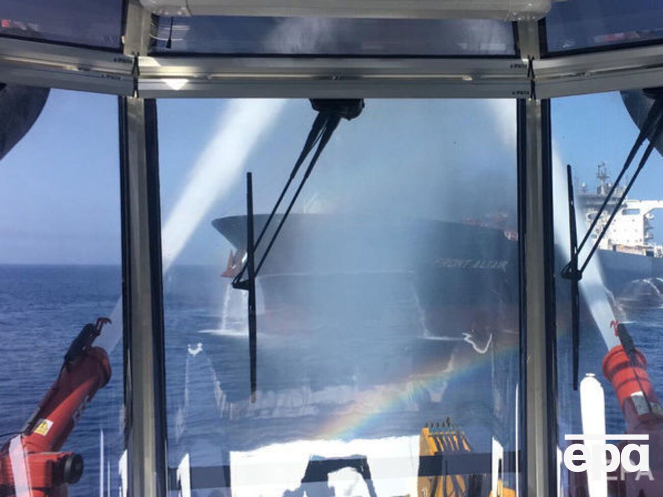 Пожарные суда пытаются потушить возгорание на танкере Front Altair