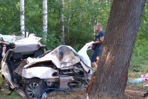 Opel врізався в дерево