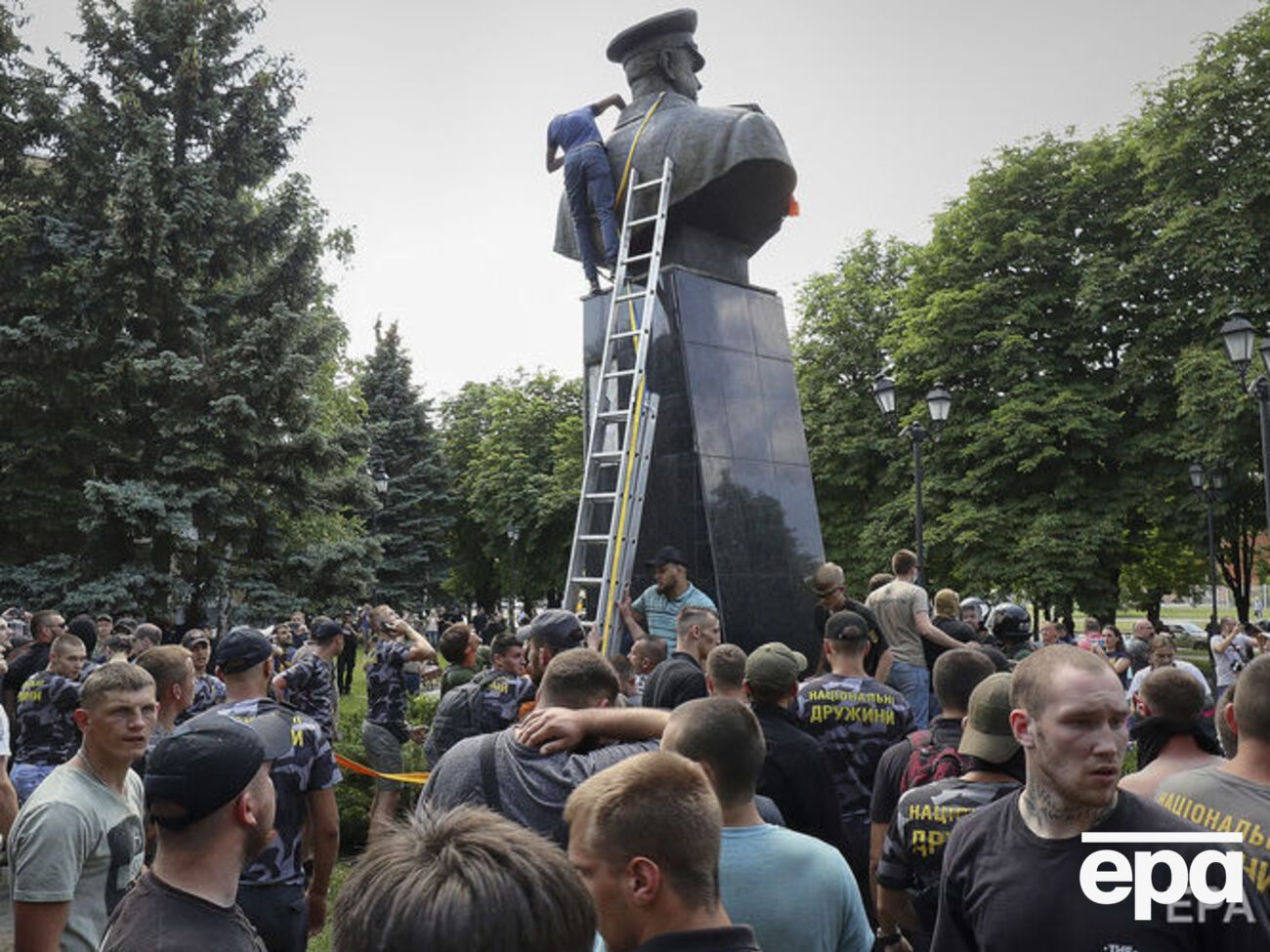 2 червня харківські активісти знесли погруддя радянського воєначальника