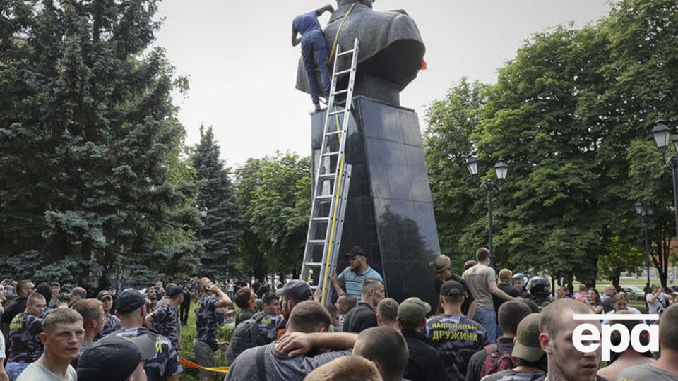 2 червня харківські активісти знесли погруддя радянського воєначальника