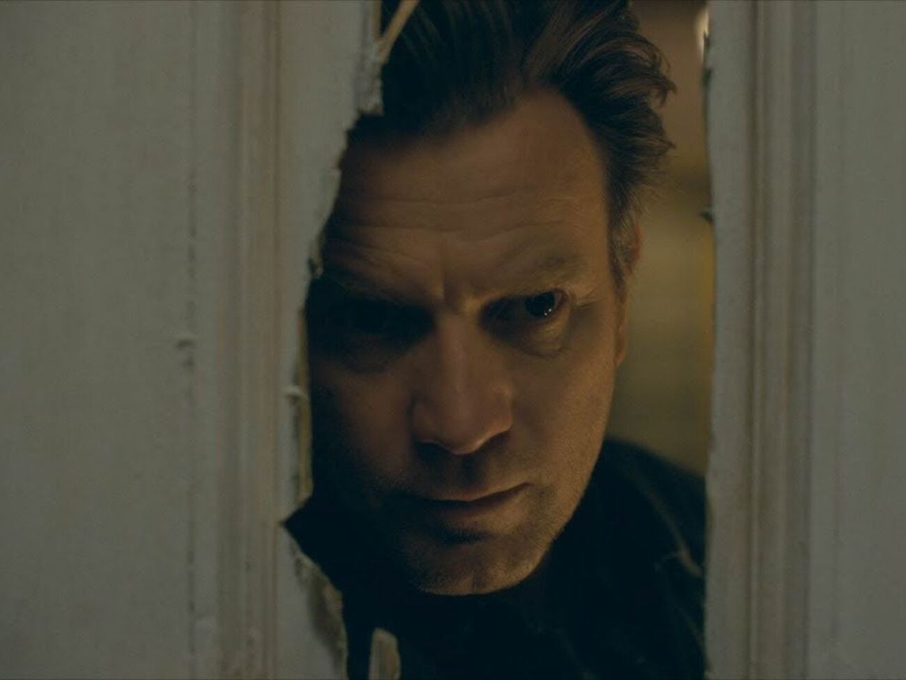 Главный герой, повзрослев, не смог забыть травму, пережитую в детстве