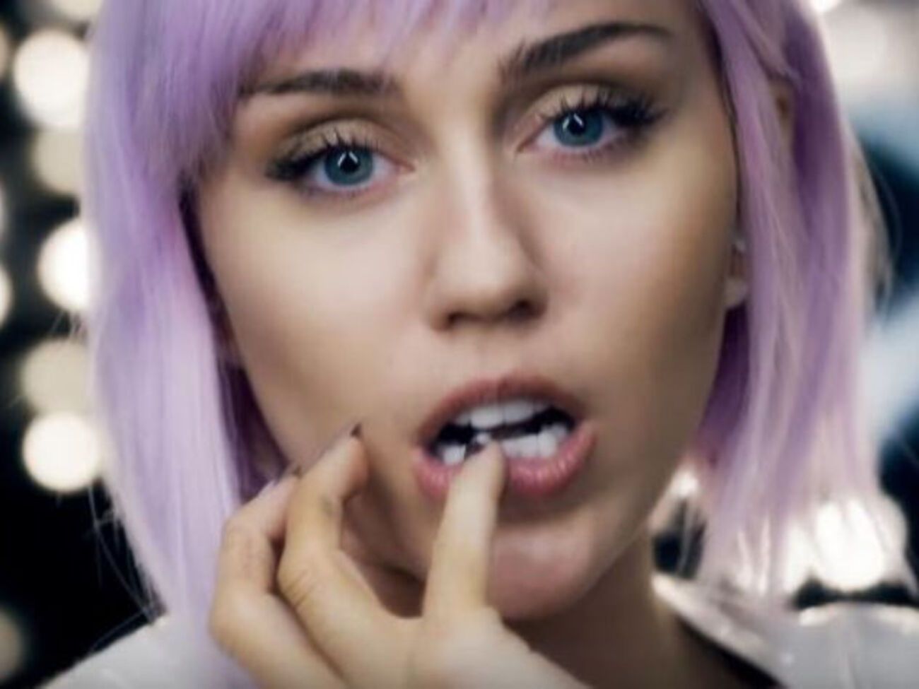 Сайрус предстала в образе своей героини из "Черного зеркала"