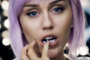 Сайрус предстала в образе своей героини из "Черного зеркала"