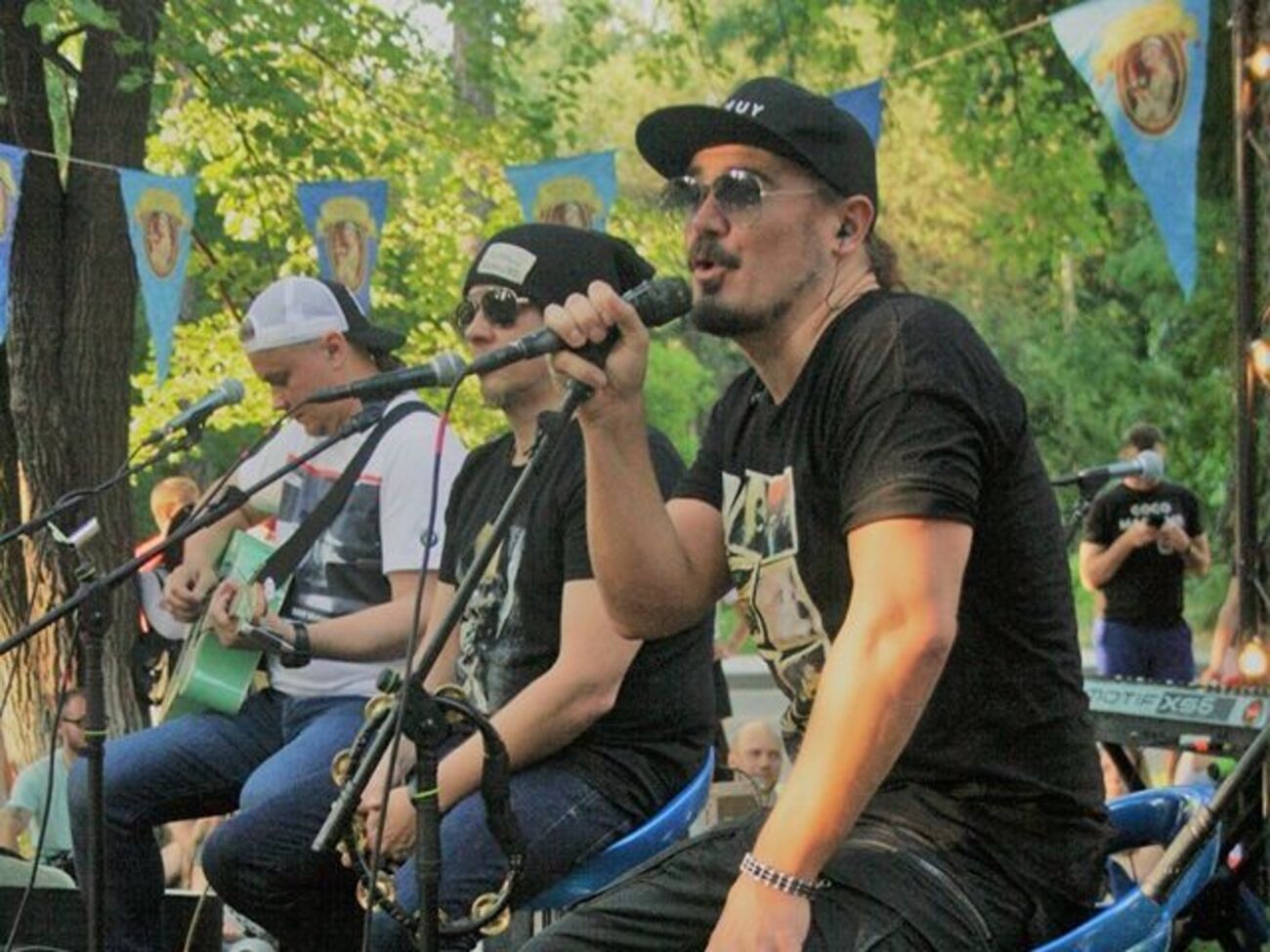 ТНМК:  Це відео складається з раритетних світлин учасників гурту