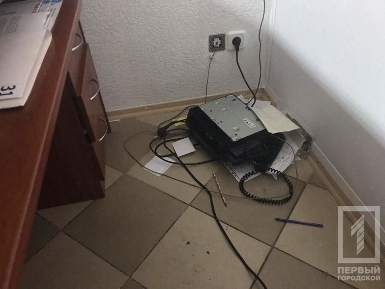 Оргтехника в приемной разбита, рассказали в партии