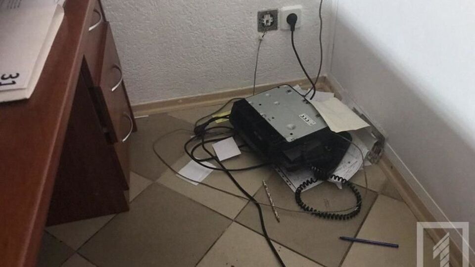 Оргтехника в приемной разбита, рассказали в партии