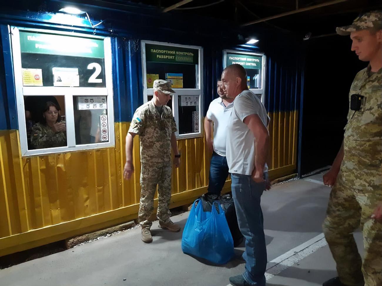 Новицкого передали украинским властям в КПВВ