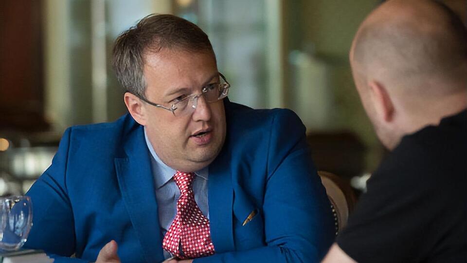 Антон Геращенко: Є депутати, яких українське суспільство не завжди оцінює позитивно, але в себе в округах вони зробили дуже багато добрих справ