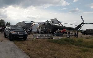 Сцена, где на борту вертолета говорят ученые, снималась на земле