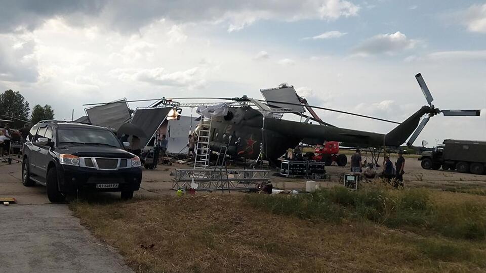 Сцена, где на борту вертолета говорят ученые, снималась на земле