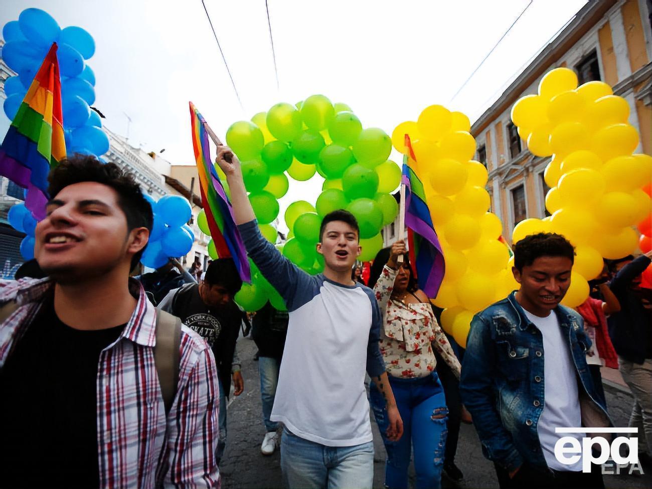 На улицах Кито после постановления суда прошли уличные демонстрации с радужными флагами