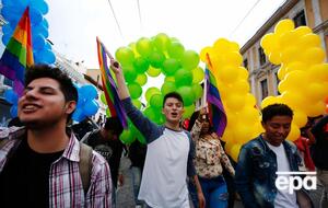 На улицах Кито после постановления суда прошли уличные демонстрации с радужными флагами