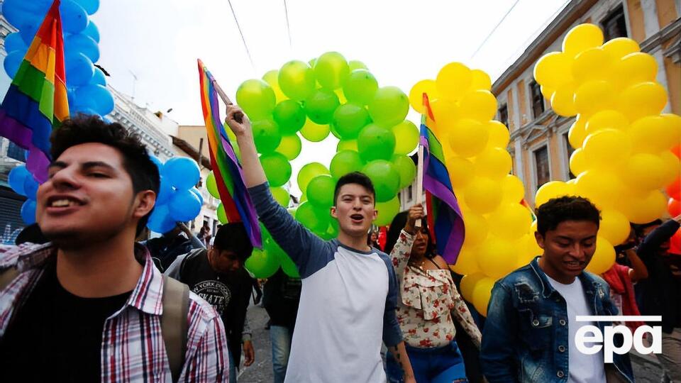 На улицах Кито после постановления суда прошли уличные демонстрации с радужными флагами