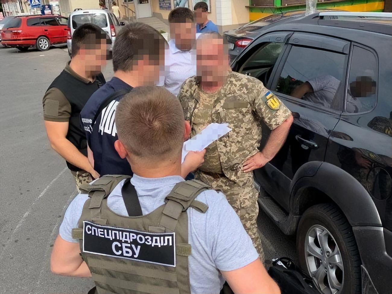 СБУ затримала заступника голови військового комісаріату під час отримання хабара