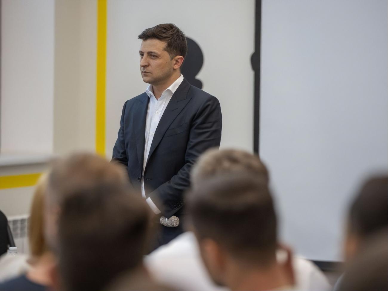 Зеленський: Що може зробити влада? Влада може не заважати і лише допомагати