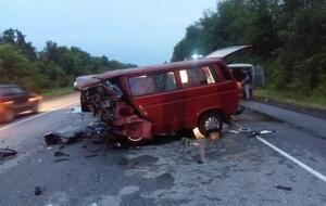 Произошло лобовое столкновение двух автомобилей