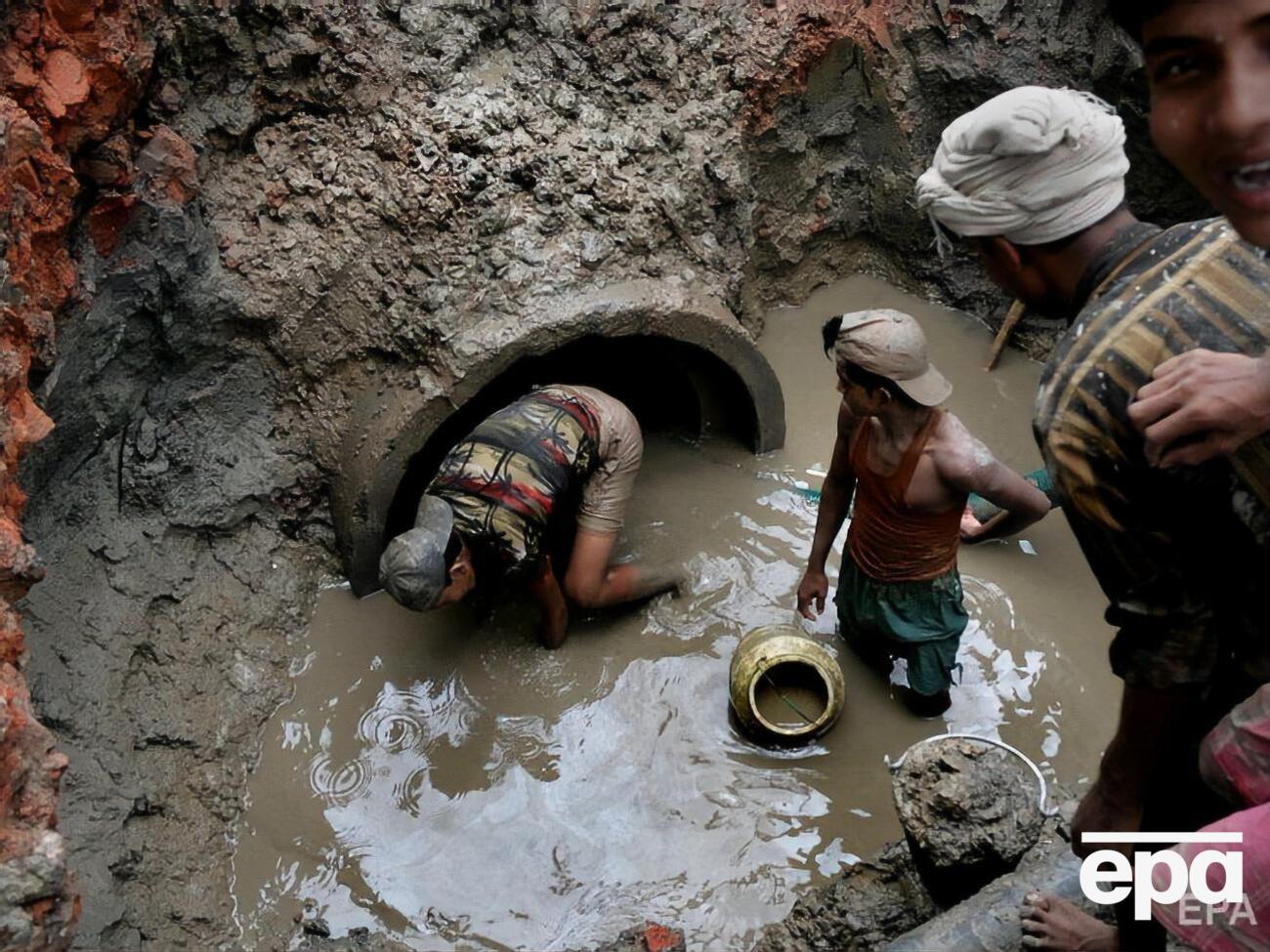 В Индии от удушья гибнут сотни чистильщиков канализации