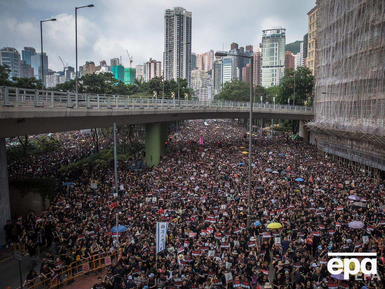 На вулиці Гонконга вийшли тисячі громадян