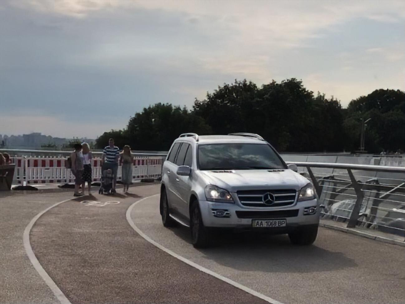 Водій автомобіля не заїхав на велодоріжку