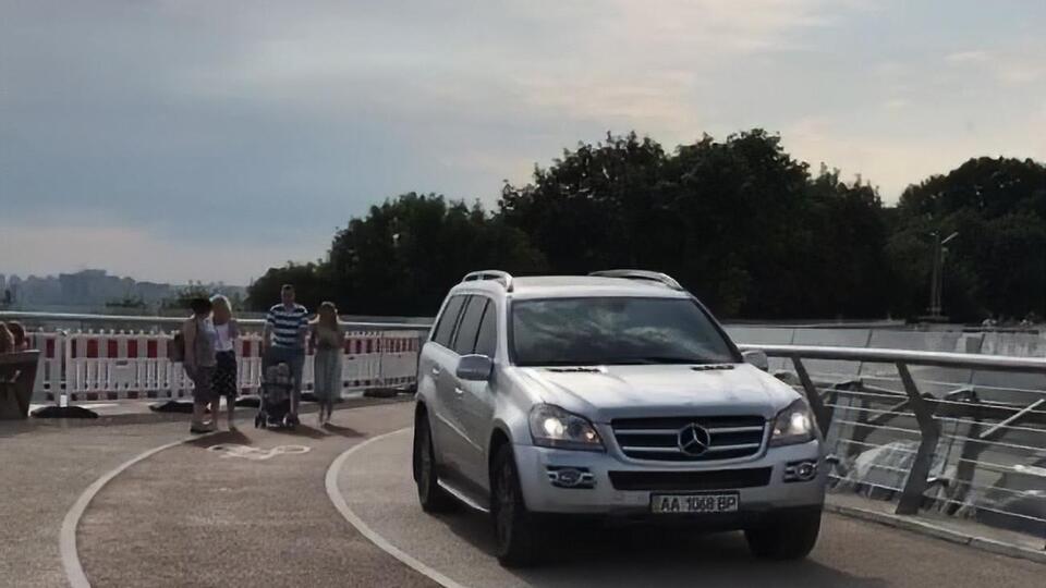 Водитель автомобиля не заехал на велодорожку