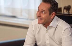 Штрахе утверждает, что решение отказаться от мандата не связано с политикой