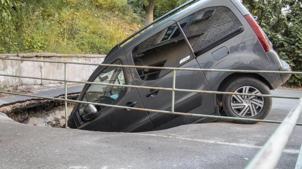 Достать Citroen возможно только при помощи эвакуатора