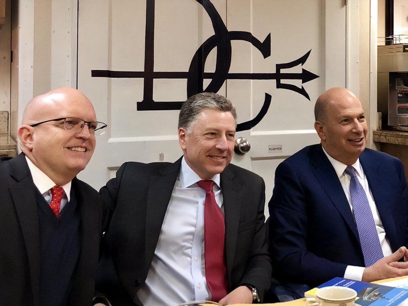 Востаннє Волкер (на фото в центрі) був в Україні в лютому