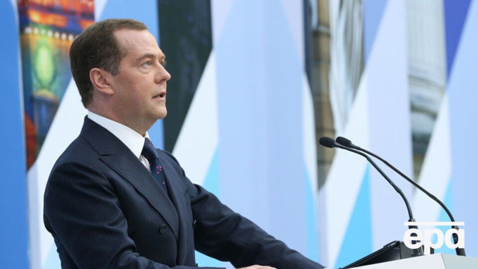 Медведєв: Росії потрібно запастися терпінням