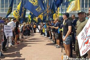 По данным "Громадського", в акции участвуют представители националистических организаций