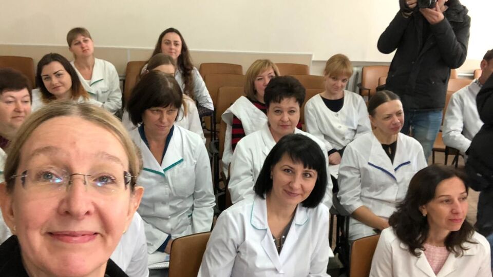 Супрун (слева): Дым кальяна содержит канцерогенные вещества