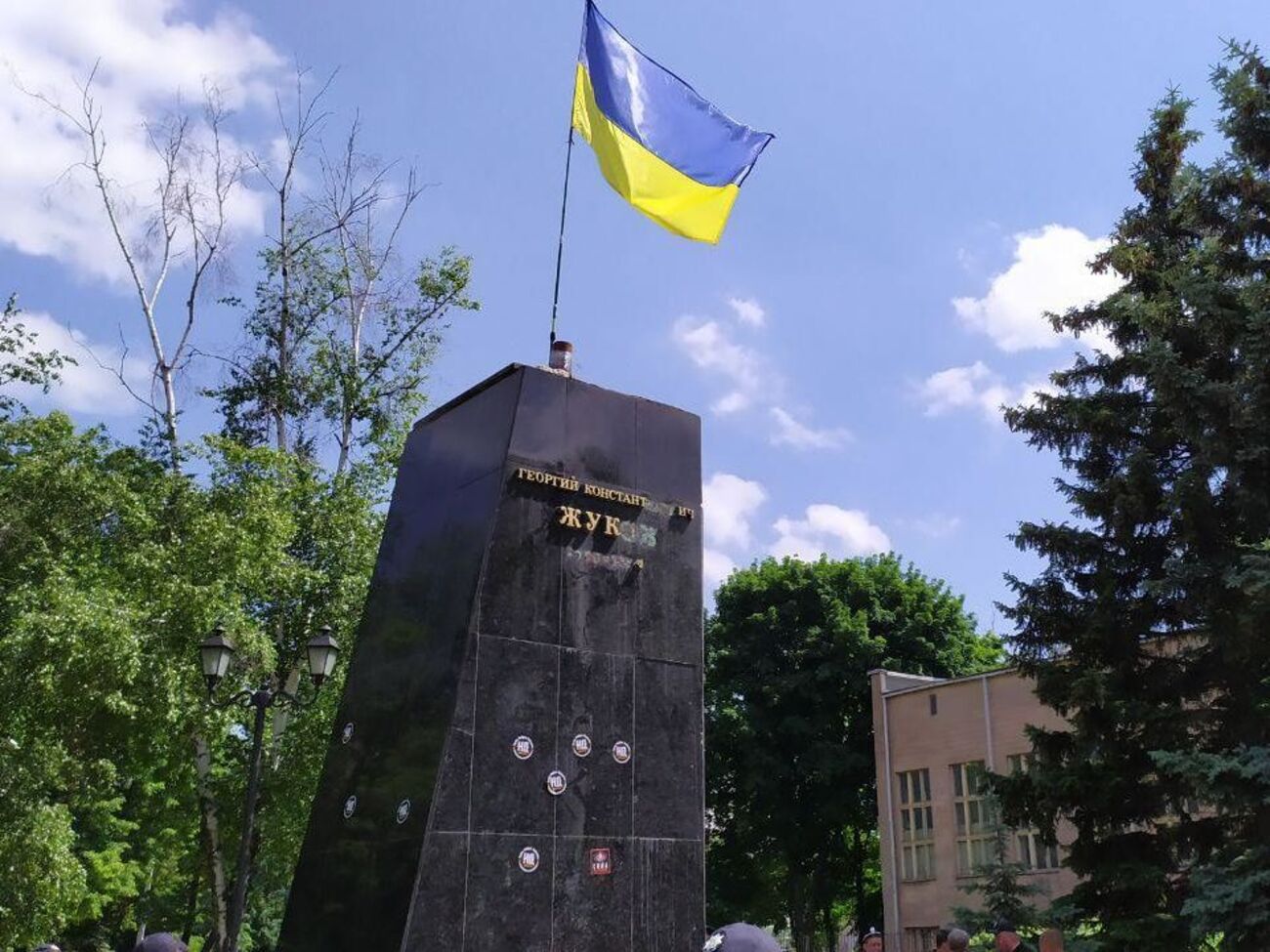 Погруддя знесли 2 червня