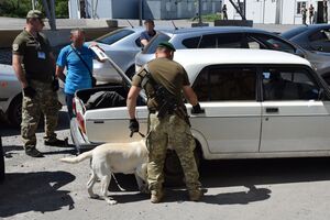 Машини з гумдопомогою проїхали через КПВВ "Новотроїцьке"